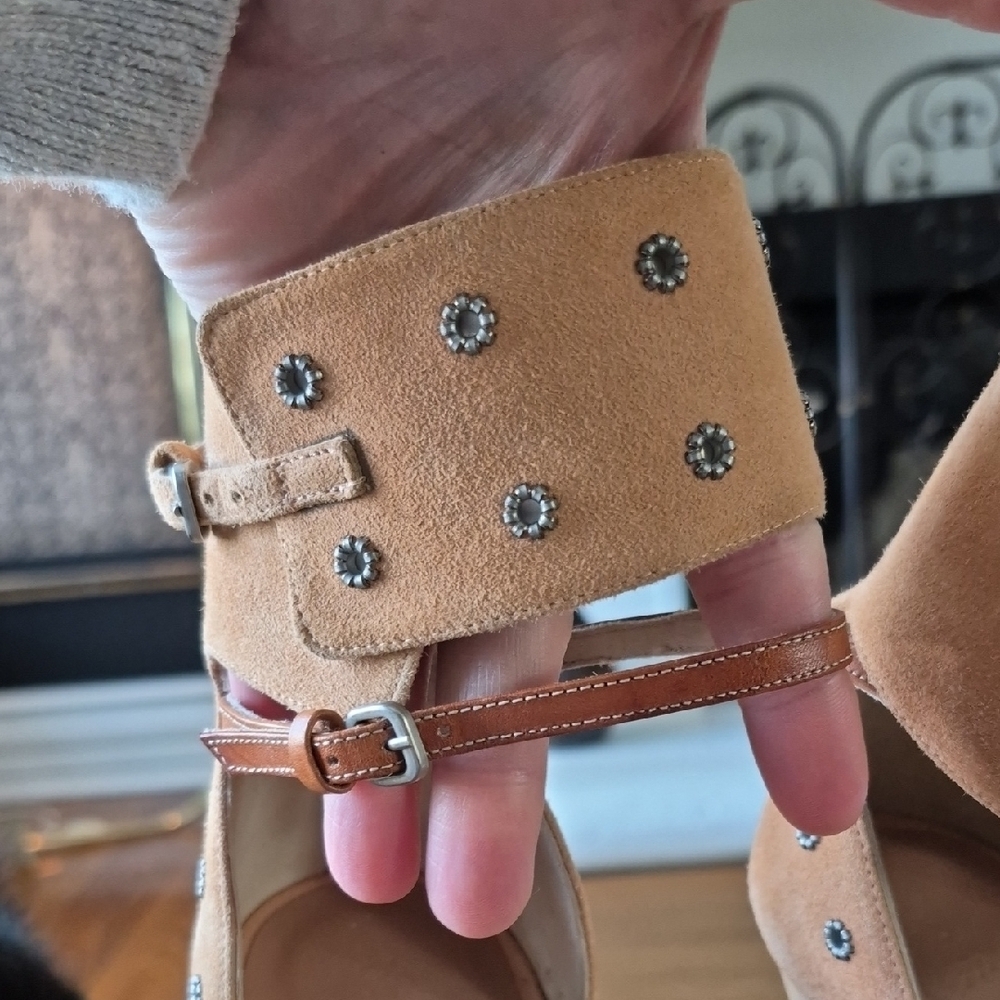 HOSS INTROPIA Elegant Tan Platform Heels - Picture 4 of 9